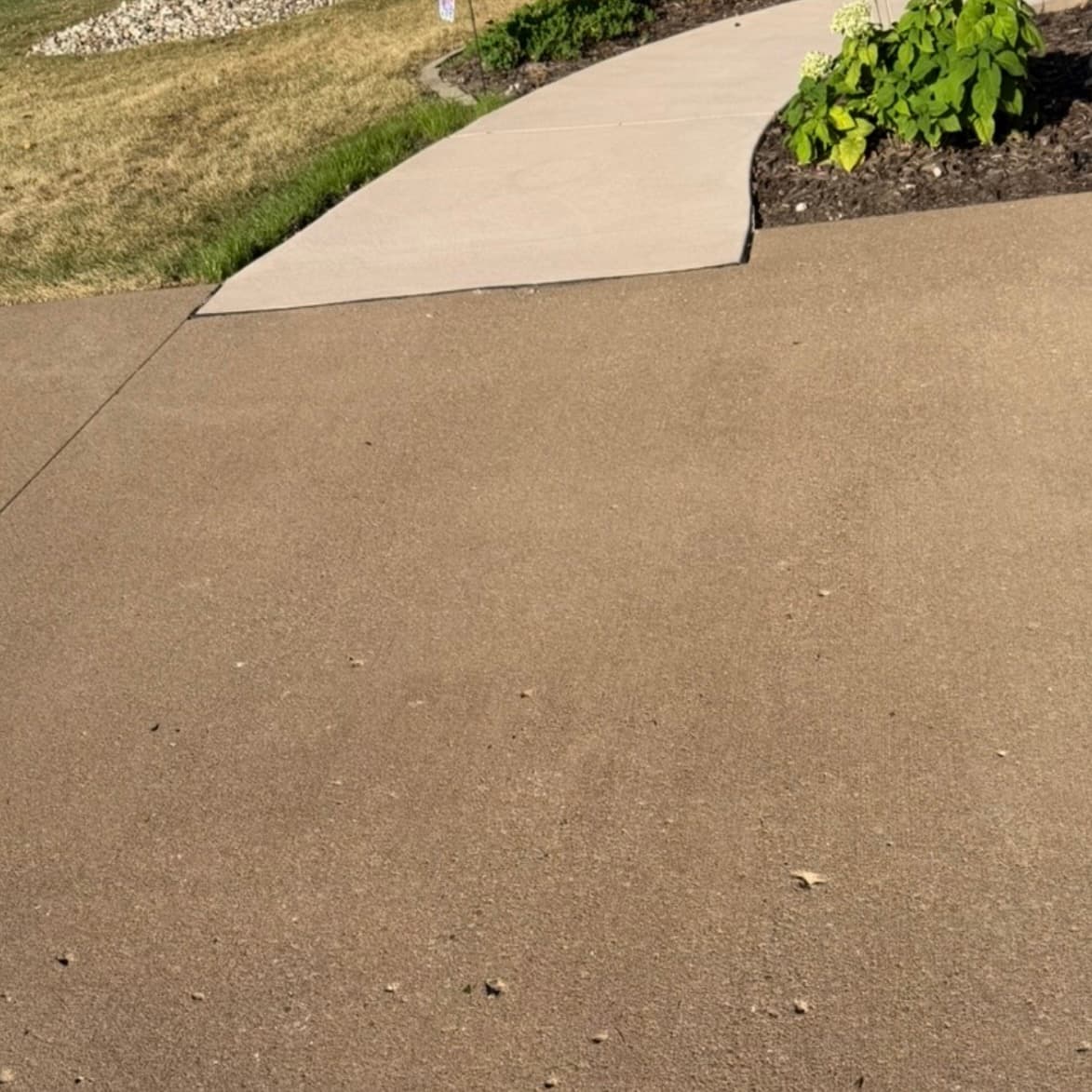 Professional driveway pressure washing in Quad Cities