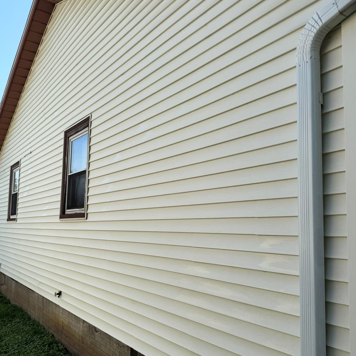 Clean vinyl siding after professional pressure washing service in Bettendorf, IA